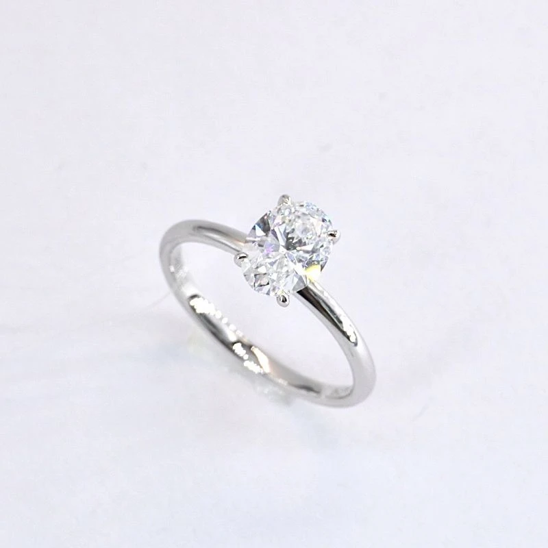 Bague ovale en diamants cultivés en laboratoire-
